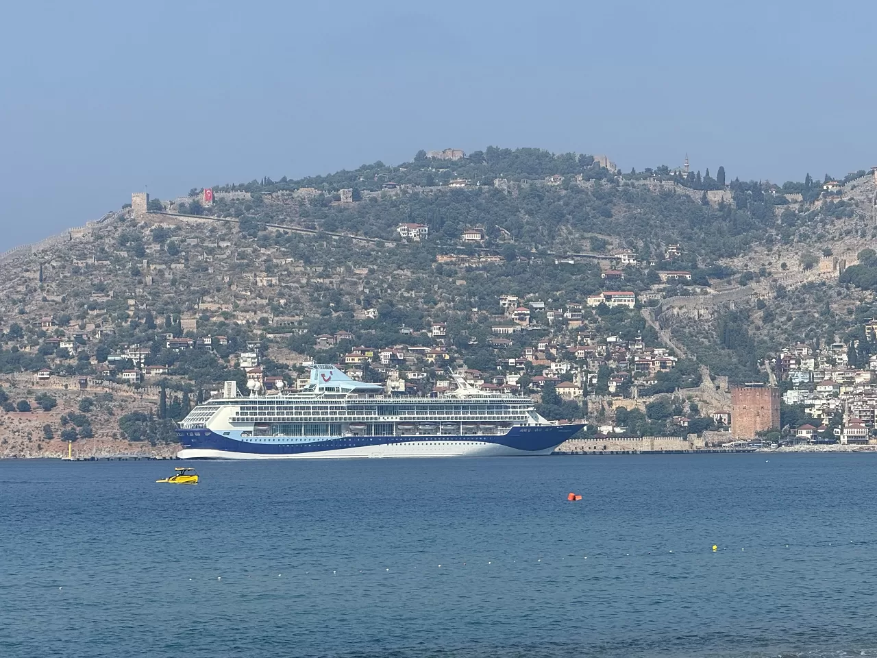 Bahama bayraklı kruvaziyer gemi, Alanya Limanı'na demir attı