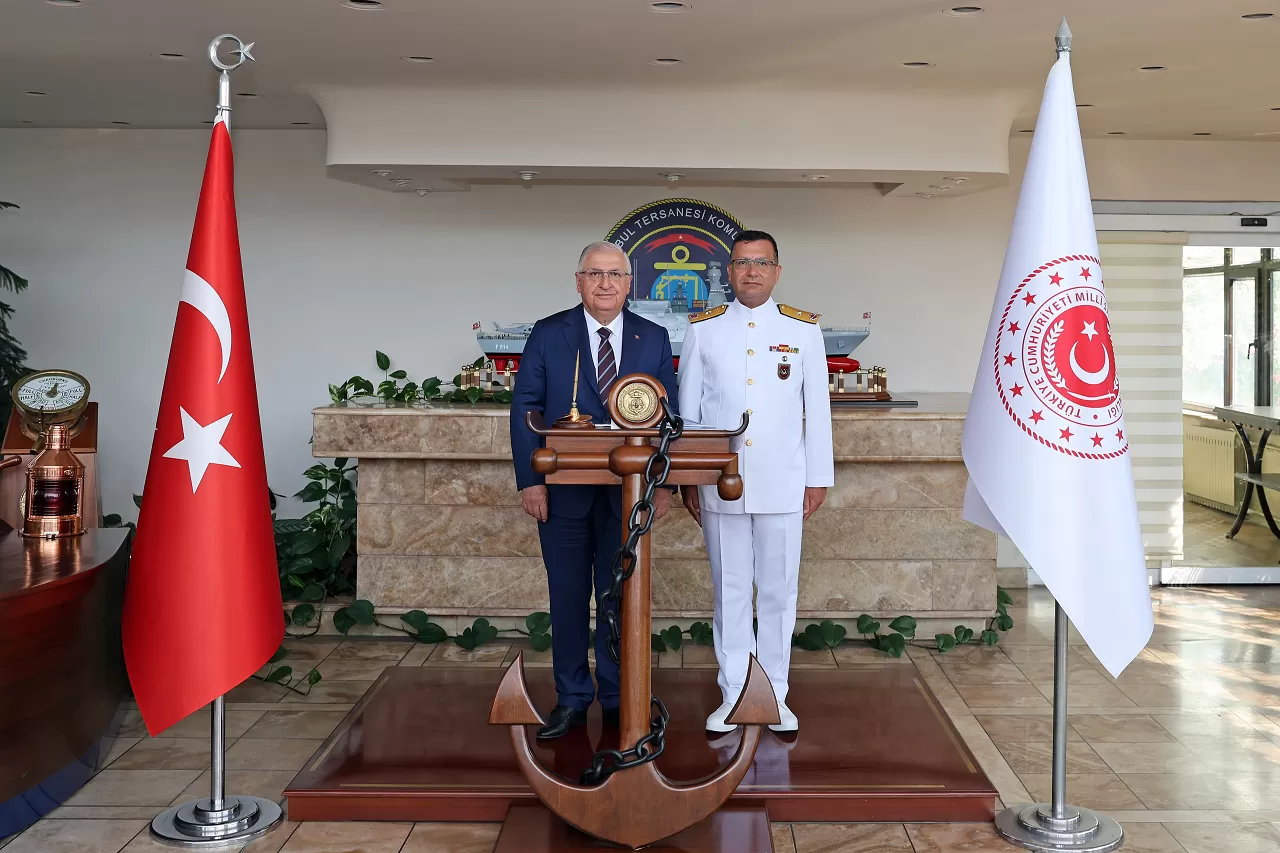 Bakan Güler, İstanbul Tersanesi Komutanlığında incelemelerde bulundu