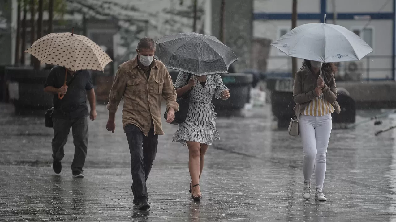 İstanbullular yarına dikkat: Önce sıcaklık artışı sonra sağanak geliyor!