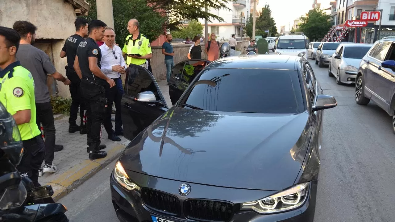 Dur ihtarına uymadılar! Üstüne polise silah gösterdiler!