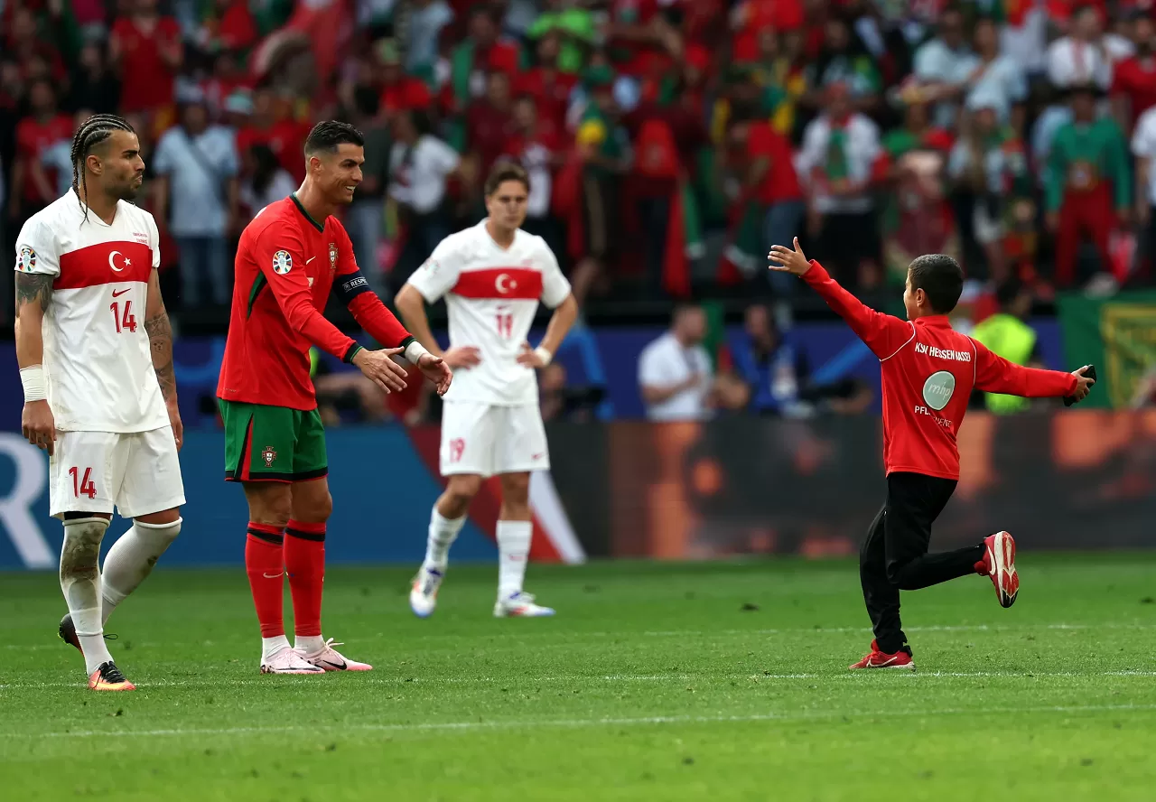 Küçük taraftar, Cristiano Ronaldo ile fotoğraf çekilmek için sahaya girdi