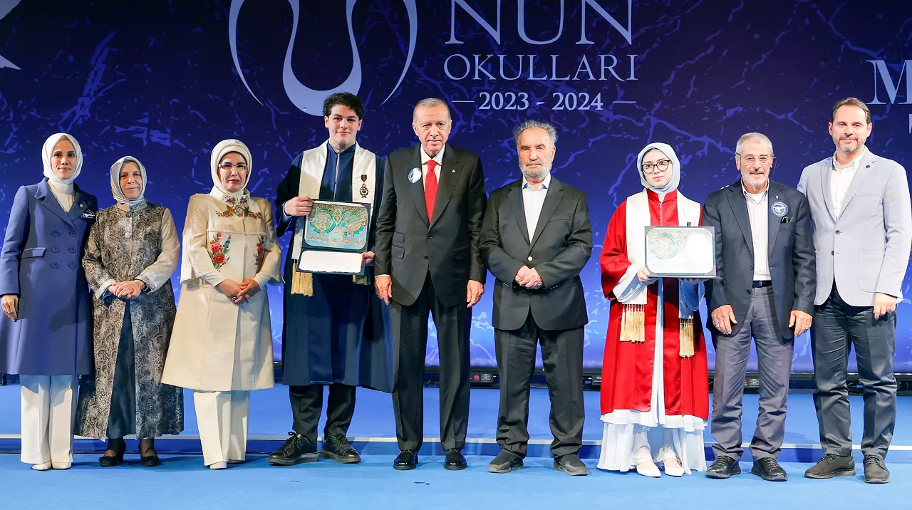 Cumhurbaşkanı Erdoğan, torununun mezuniyet törenine katıldı! Diplomasını dedesi verdi