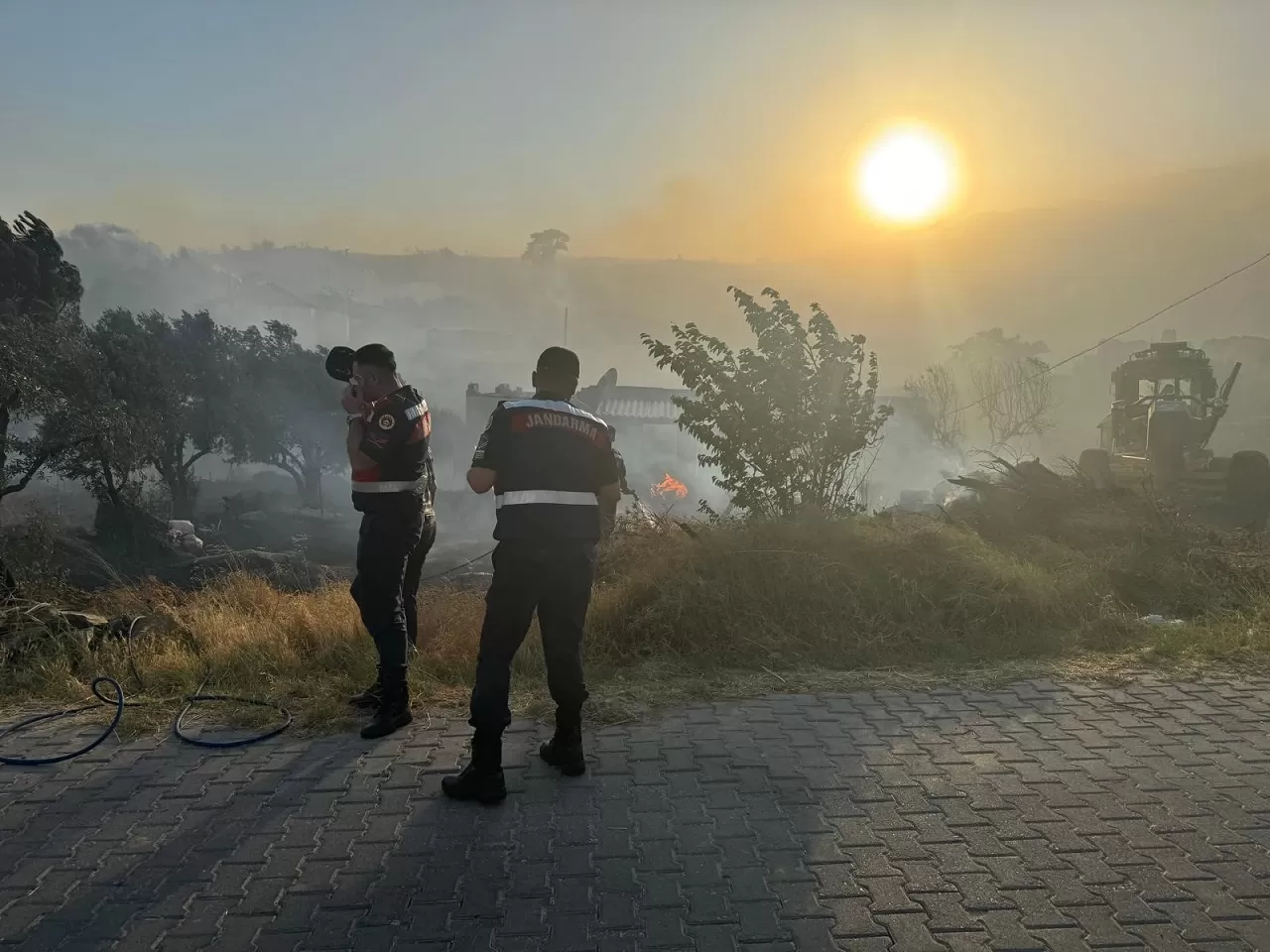 Salihli'de süren orman yangınına ekipler 11 saattir müdahale ediyor