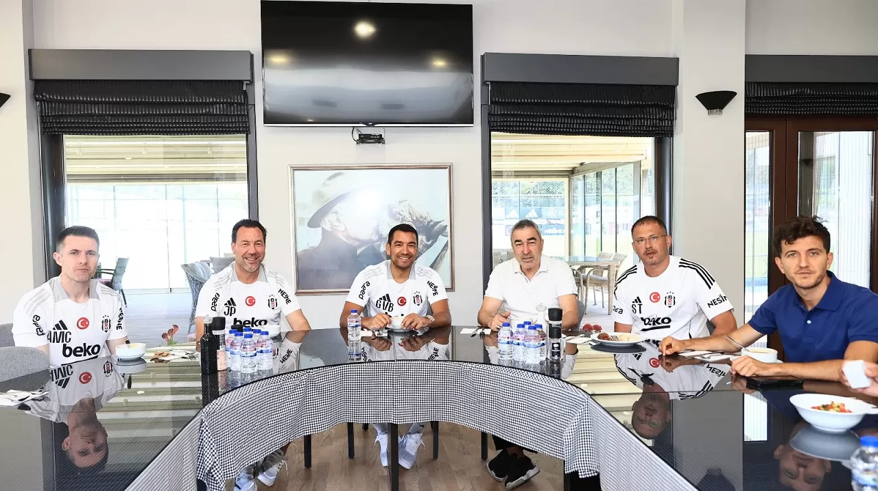Beşiktaş'ın yeni hocası Van Bronckhorst, teknik direktörlük koltuğuna resmen oturdu