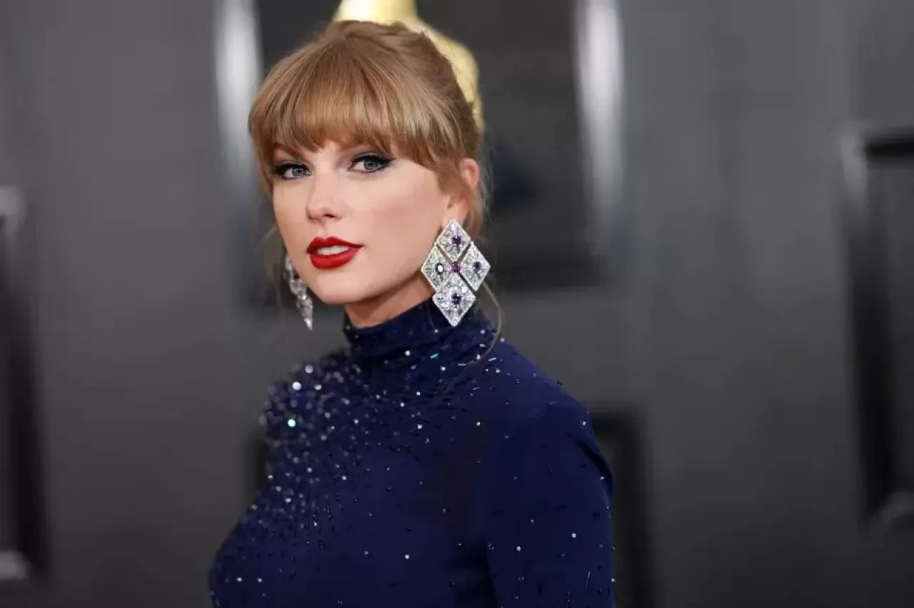 Dünyaca ünlü şarkıcı Taylor Swift'in konserinde yeni olay! Sahnede yanlışlıkla böcek yuttu