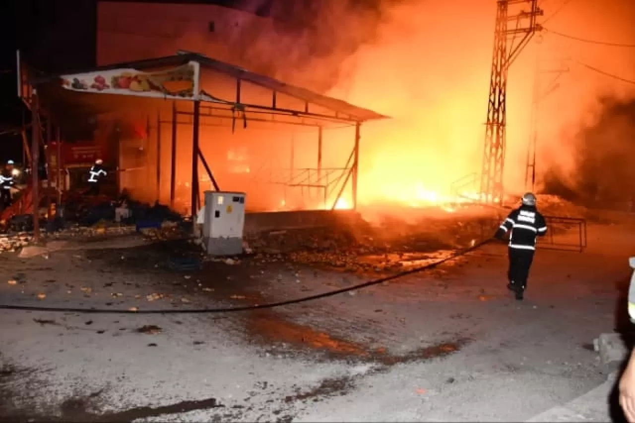 Hatay'da mültecilere yönelik gösterilerde iş yerleri ateşe verildi