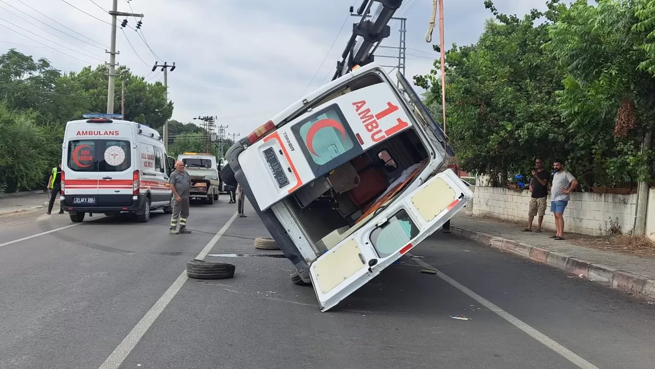 Dörtyol'da Ambulans Devrildi: 2 Sağlık Çalışanı Yaralı!