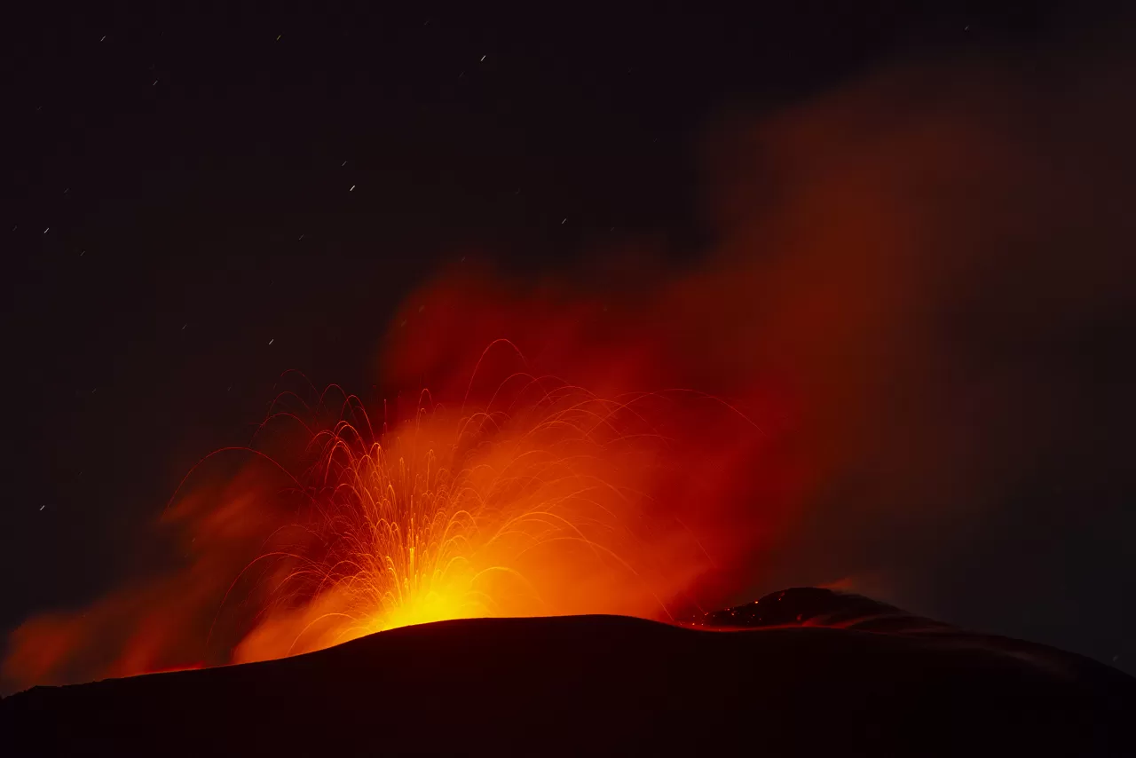 Etna Yanardağı yeniden kül ve lav püskürttü