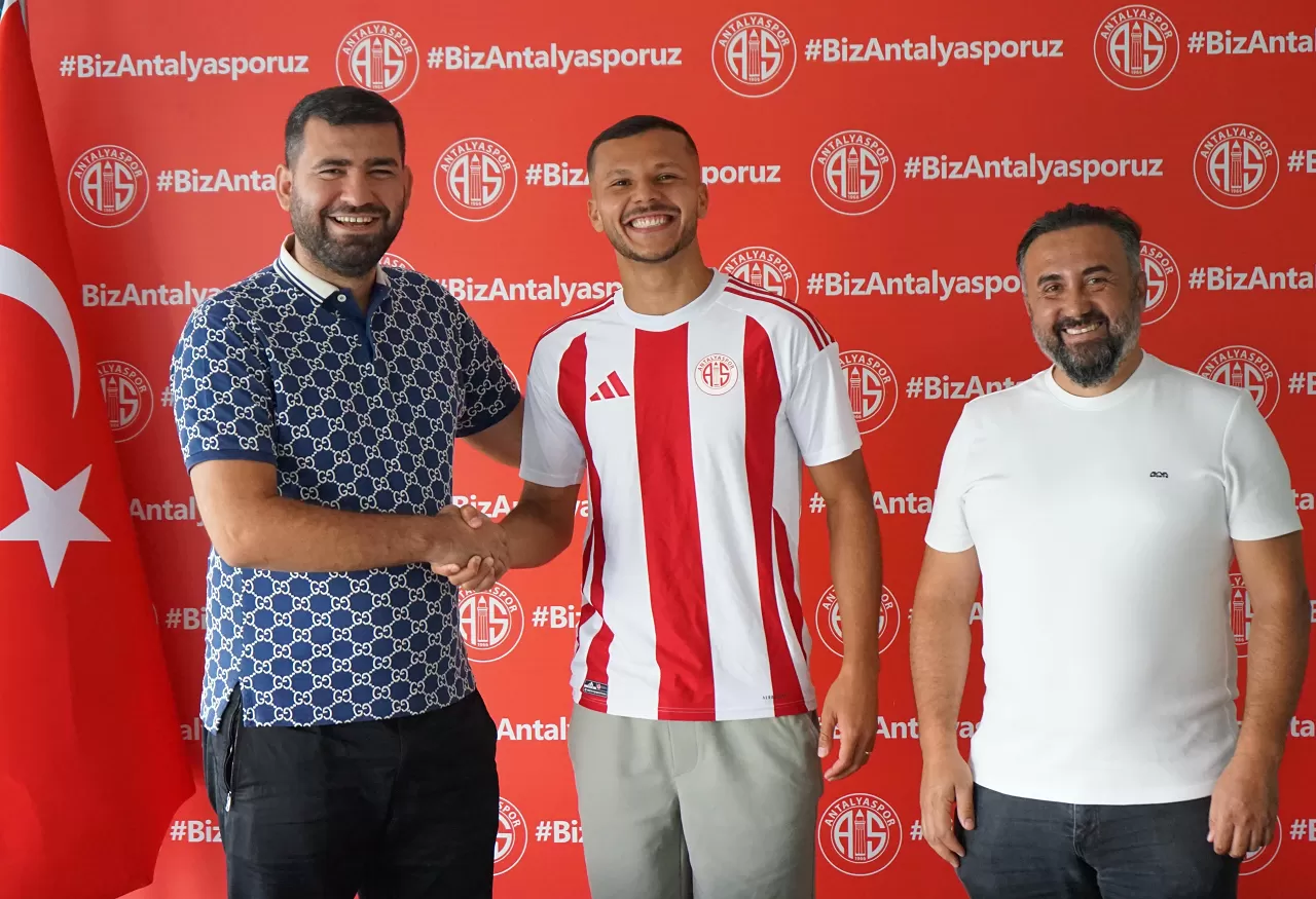 Antalyaspor, defans hattını güçlendirmek için Thalisson Kelven da Silva'yı transfer etti