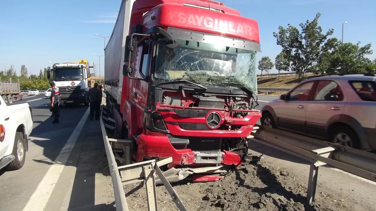 Silivri'de TEM Otoyolu'nda cip ve tır çarpıştı: 7 yaralı!