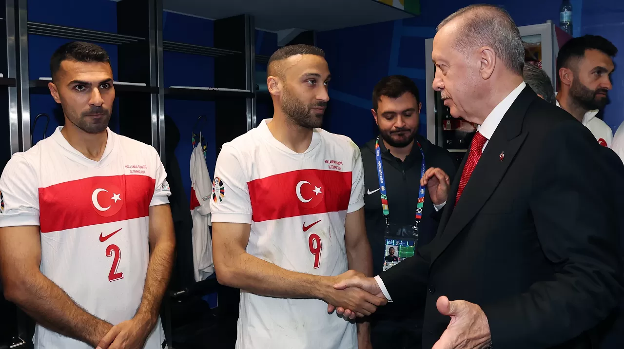 Cumhurbaşkanı Erdoğan, milli futbolcuları soyunma odasında ziyaret etti