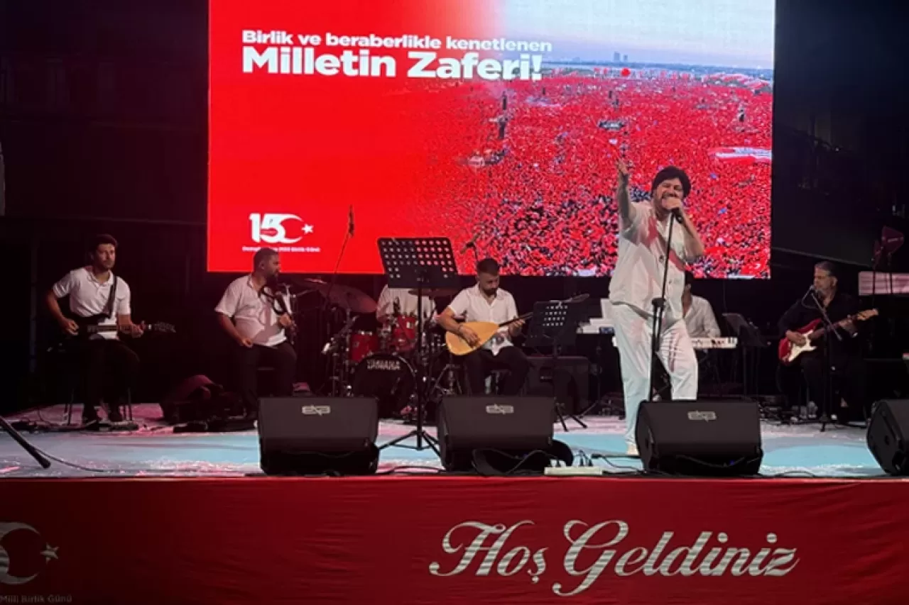 Sanatçı Ahmet Şafak'tan 15 Temmuz'a yakışır unutulmaz bir gece