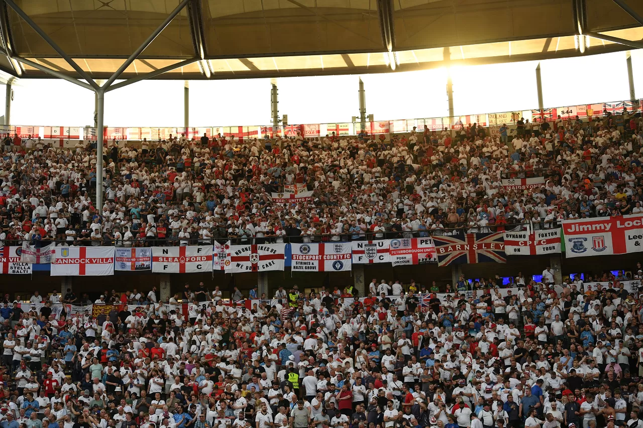 EURO 2024 finalini toplu halde izleyen İngiliz taraftarlar kaybetmenin üzüntüsünü yaşadı