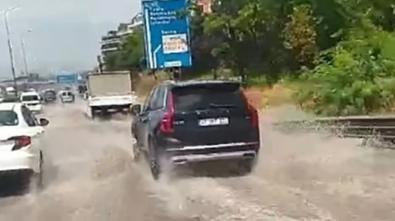 Kocaeli'de sağanak yağış sonrası cadde ve sokaklar sular altında kaldı