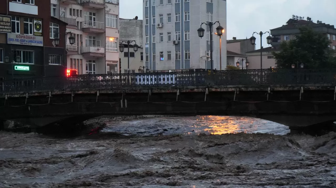 Taşma sınırına gelen Terme Çayı korkuttu! Samsun valisinden açıklama geldi