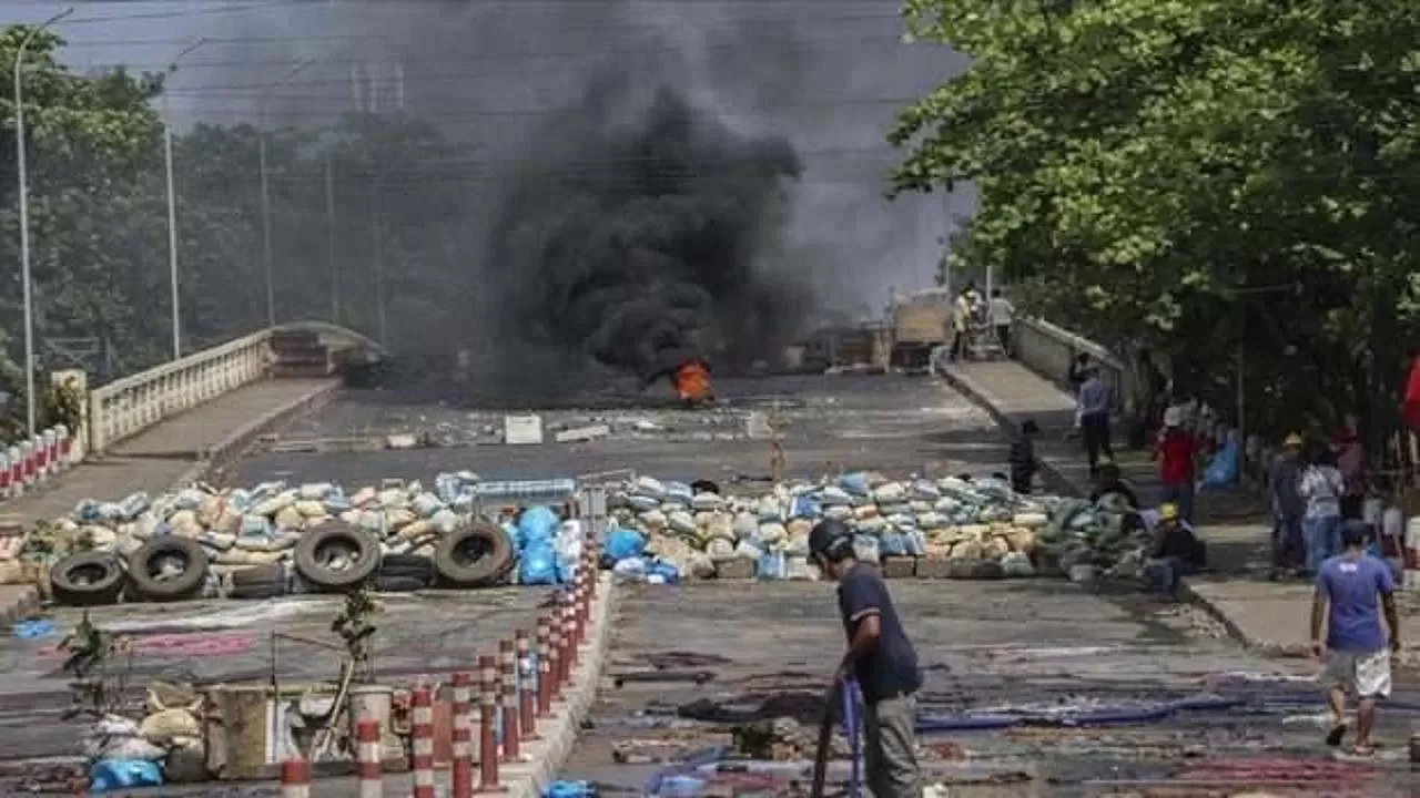 Myanmar'da ordu ile silahlı isyancılar arasındaki çatışmalarda 38 sivil öldü