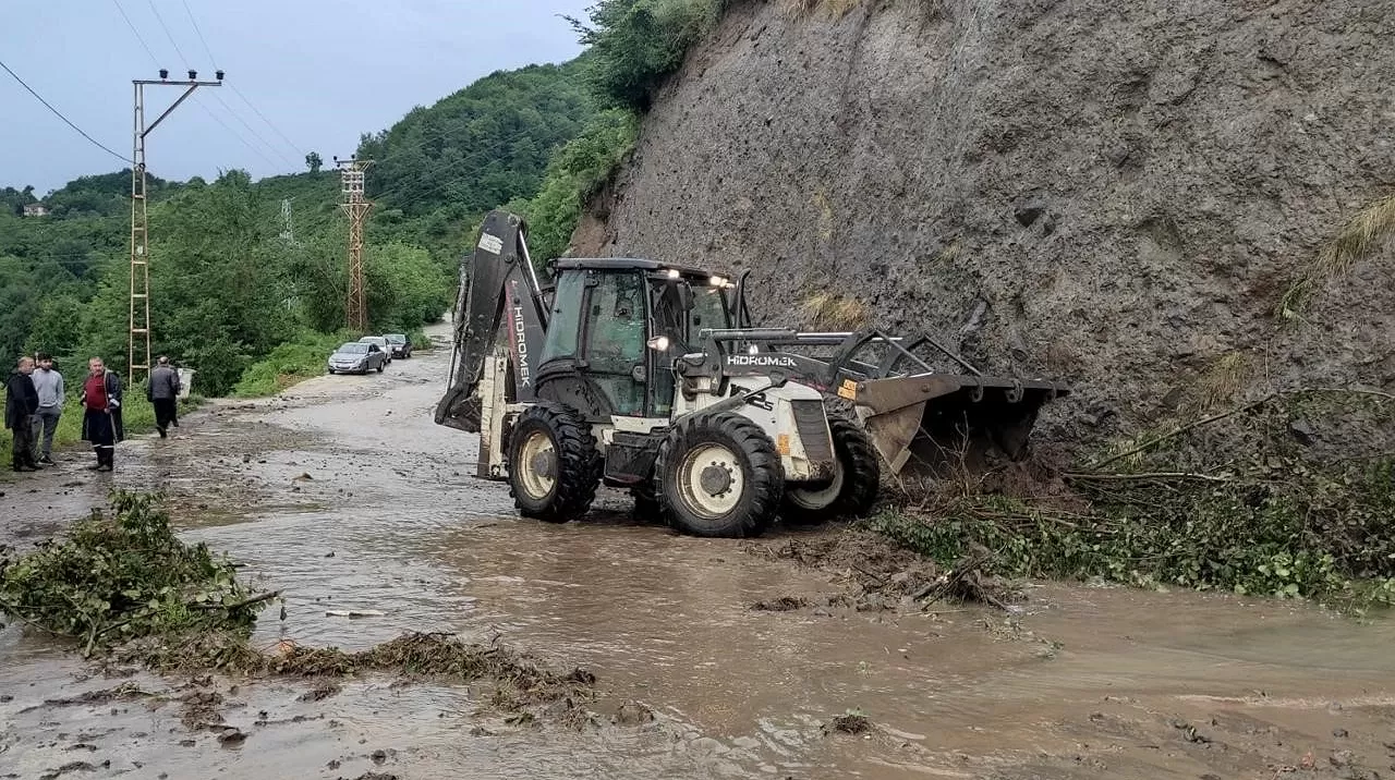 Ordu'da şiddetli yağmur sonrası iki ilçeyi sel vurdu: 1 kişi hayatını kaybetti