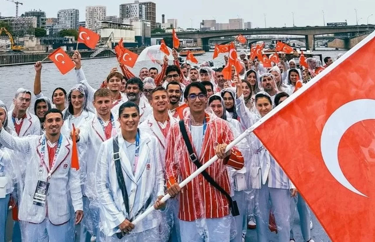 Paris Olimpiyatları'nda Türkiye 190. sırada geçit töreninde yer aldı