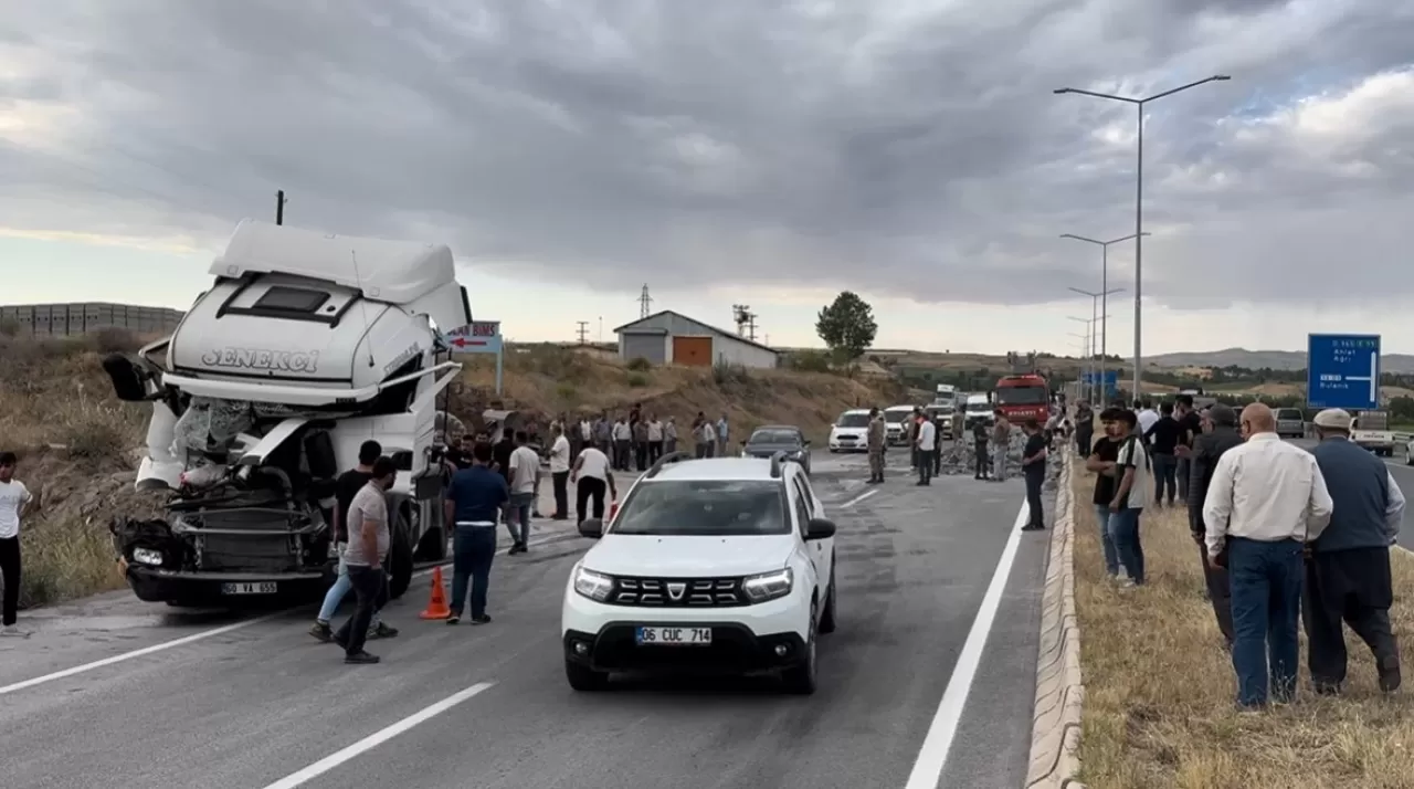 Tırlar çarpıştı, 2 kişi yaralandı