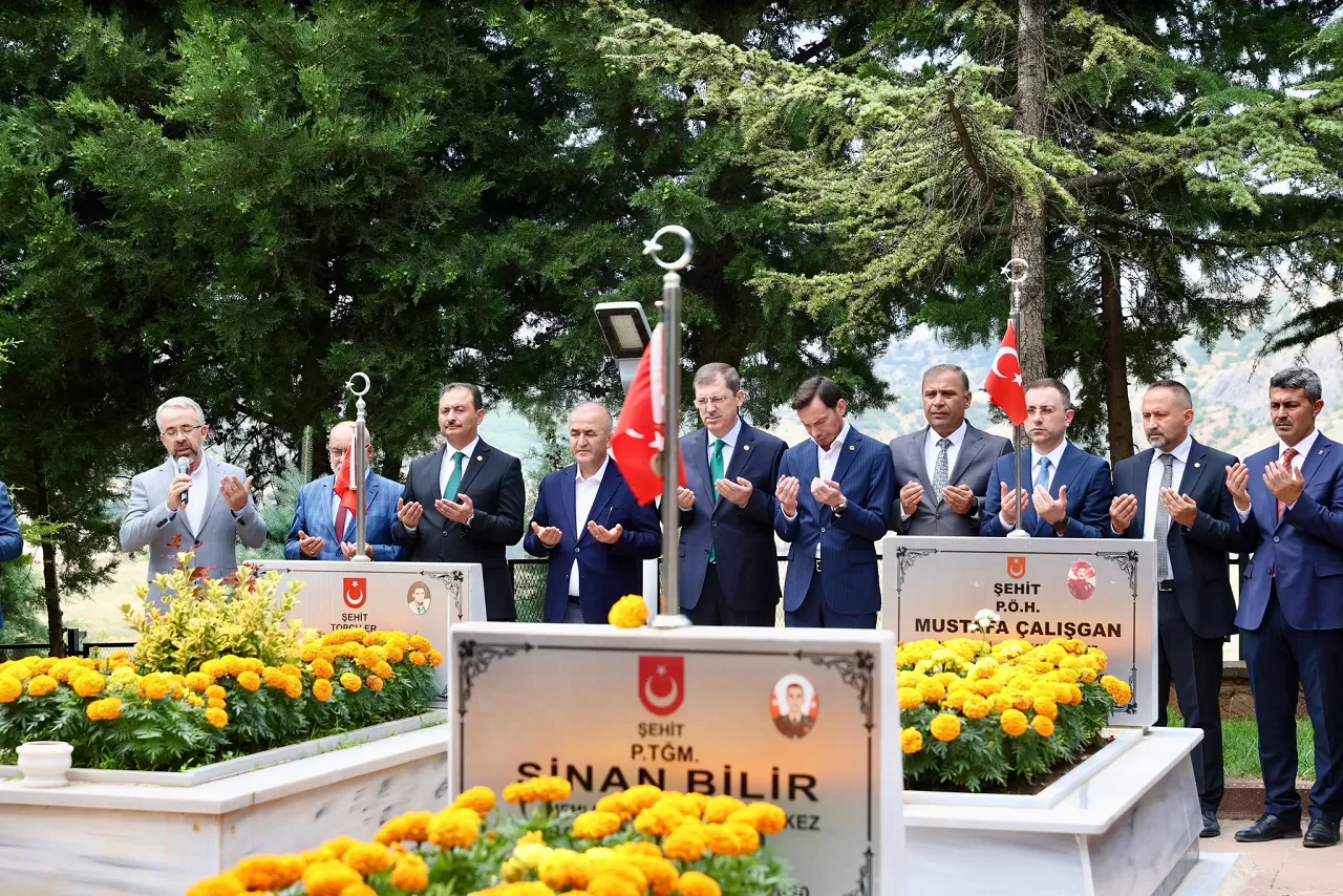 MHP'li Belediyeler, 15 Temmuz'u şehitlerin kabirleri başında andı