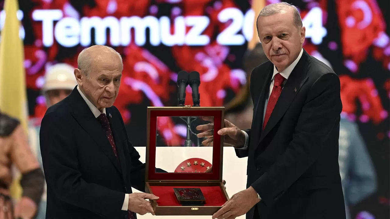 MHP lideri Bahçeli'den, Cumhurbaşkanı Erdoğan'a Kur'an hediyesi