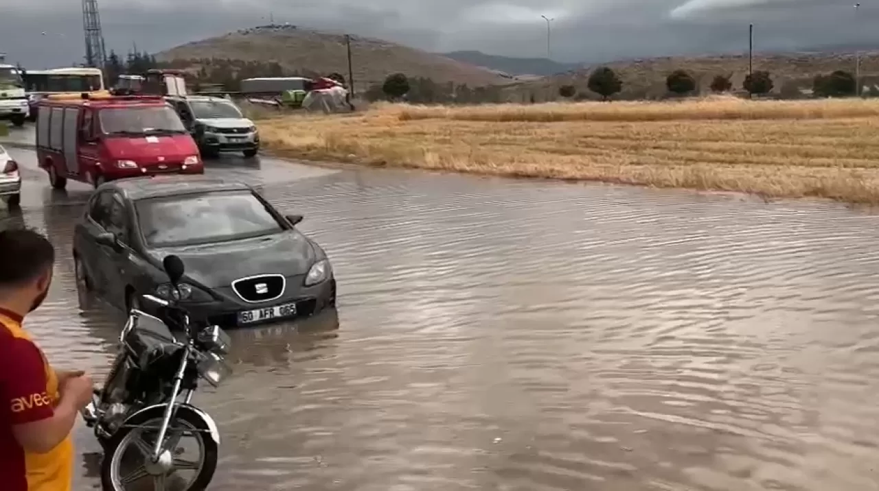 Tokat'ta sağanak; cadde ve sokaklar suyla doldu