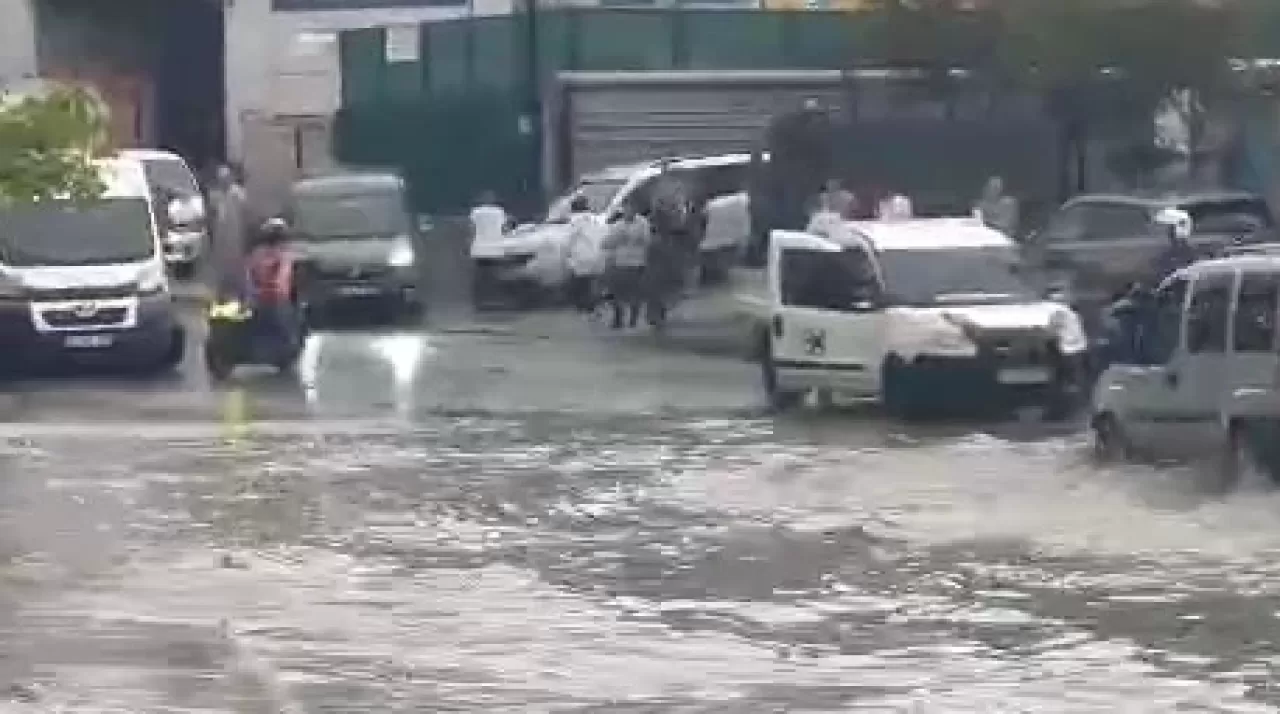 İBB ve AKOM uyarmıştı! Şiddetli yağmur yolları sular altında bıraktı