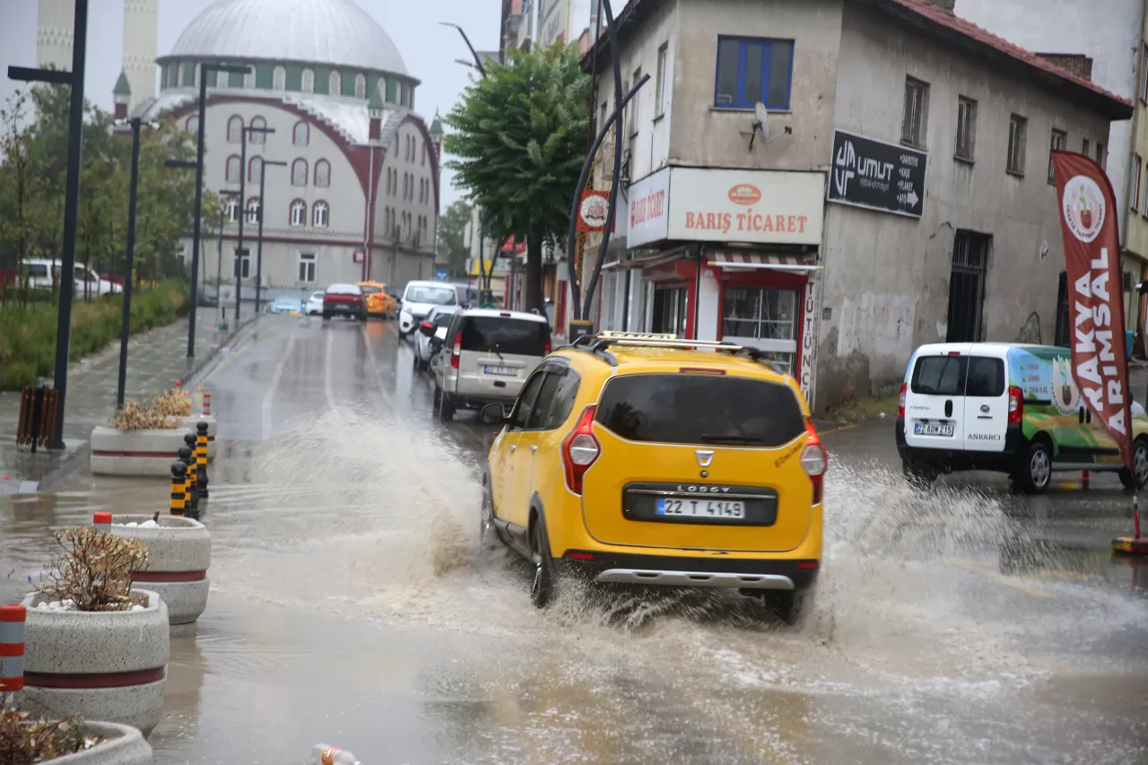 Edirne’de sağanak kazalara neden oldu