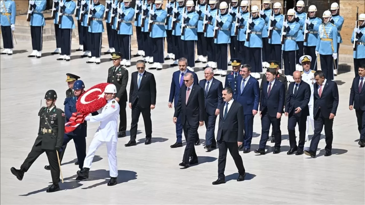 Cumhurbaşkanı Erdoğan, YAŞ üyeleriyle birlikte Anıtkabir'i ziyaret etti