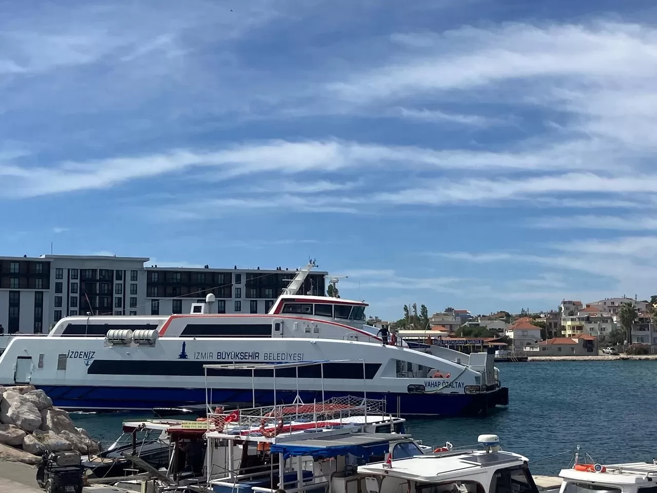 İzmir'de fırtına nedeniyle bazı deniz seferleri iptal edildi