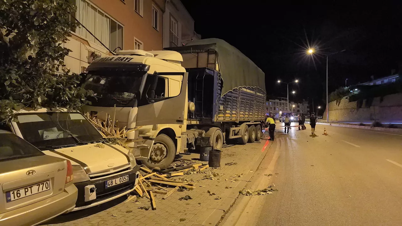 Freni boşalan tır dehşet saçtı