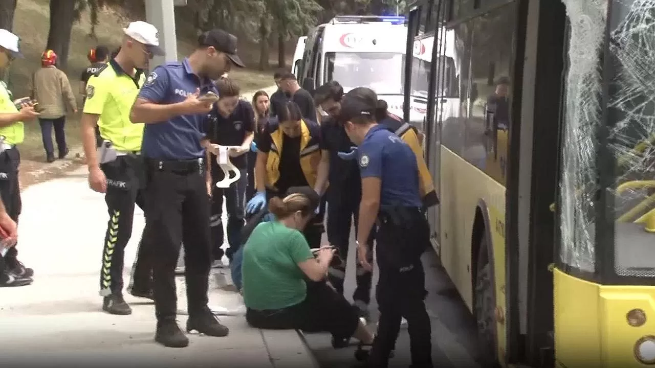 Yine aynı yer aynı kaza! İstanbul'da tır, otobüsün üzerine devrildi!