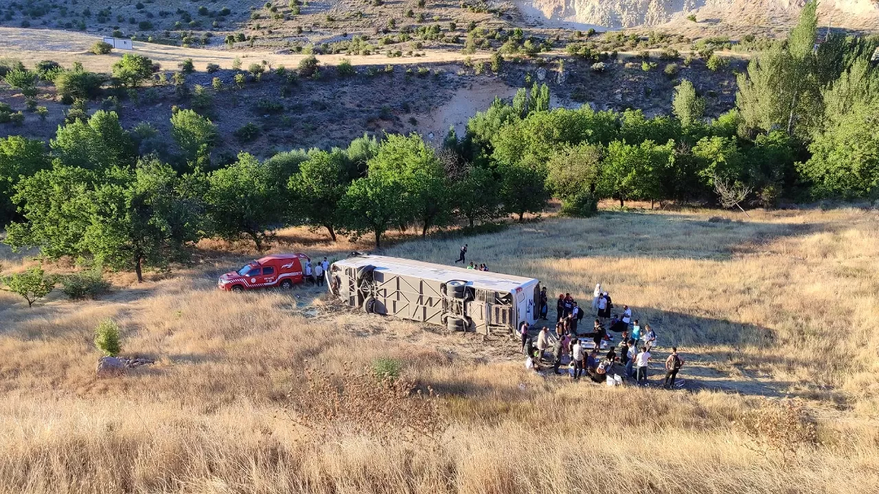 Malatya'da yolcu otobüsü şarampole devrildi: 22 yaralı