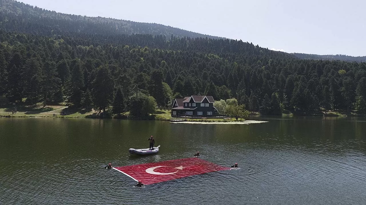 JAK timi Gölcük Tabiat Parkı'nda bulunan gölde Türk bayrağı açtı