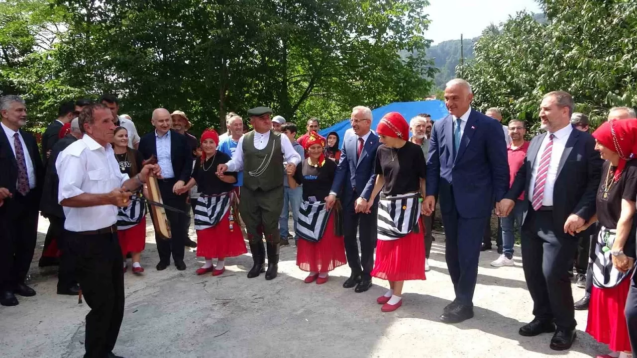 Bakanlar Uraloğlu ve Ersoy, Trabzon’daki turizm noktalarını inceledi, vatandaşlarla horon oynadı