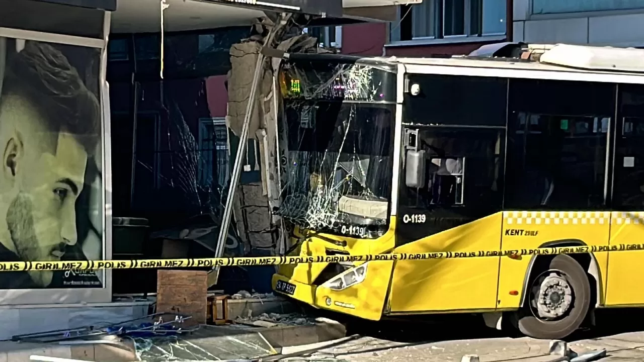 Pendik'te İETT otobüsü dükkana daldı: 6 yaralı!