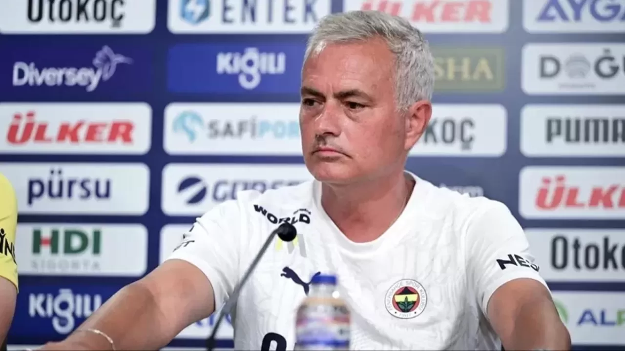 Jose Mourinho sitem etti! ''Okan Buruk'a kart yok bana var''