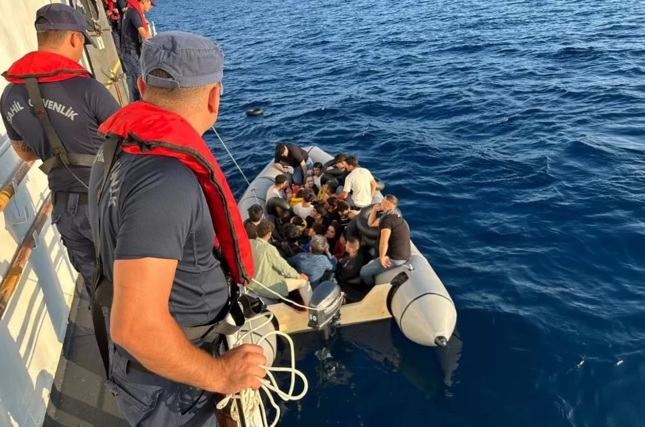 Çanakkale açıklarında 26 düzensiz göçmen yakalandı