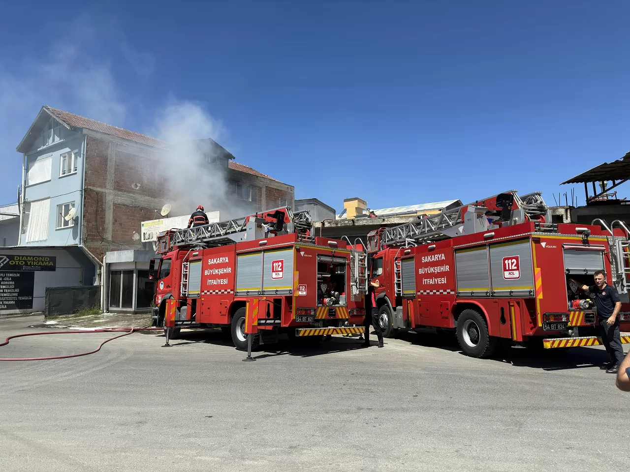 Sakarya’da korkutan yangın: Bölgeye çok sayıda itfaiye sevk edildi