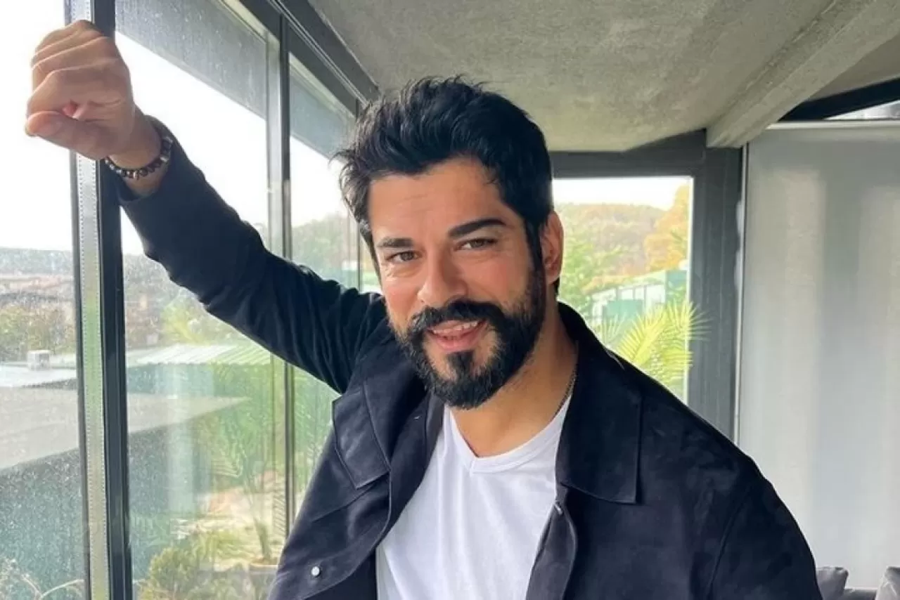 Burak Özçivit'ten reklam atağı! Rusya'da o kampanyanın yüzü oldu