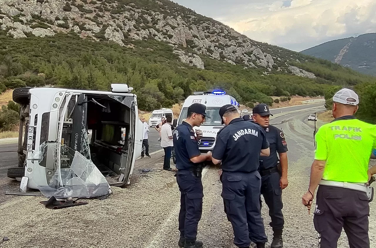 Denizli'de midibüs devrildi: 1 kişi öldü, 25 kişi yaralandı