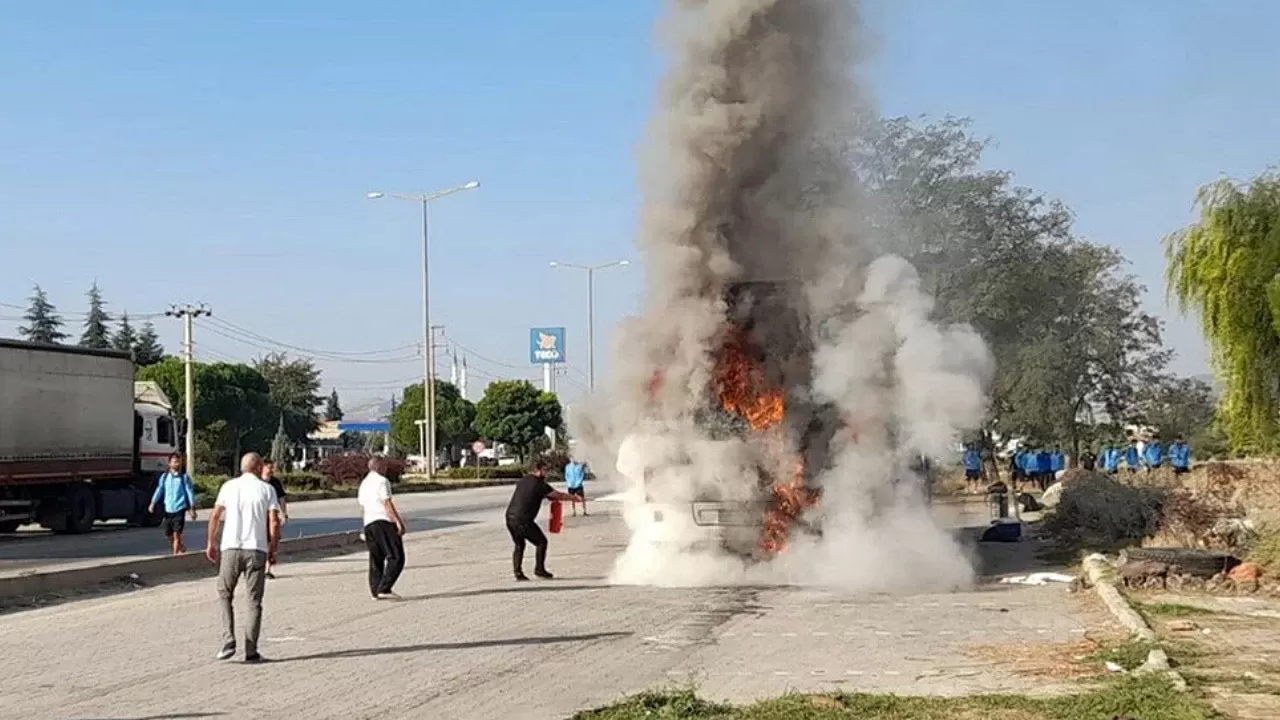 Manisa’da Harput FK kafilesinin otobüsü yandı