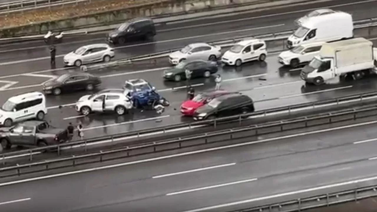 İstanbul'da zincirleme trafik kazası: 2 ölü, 4 yaralı