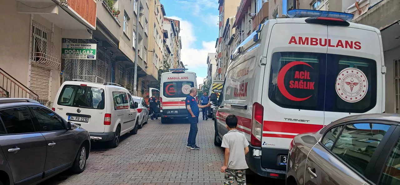 Küçükçekmece'de aile faciası! Eşini öldüren adam oğlu tarafından bıçaklandı