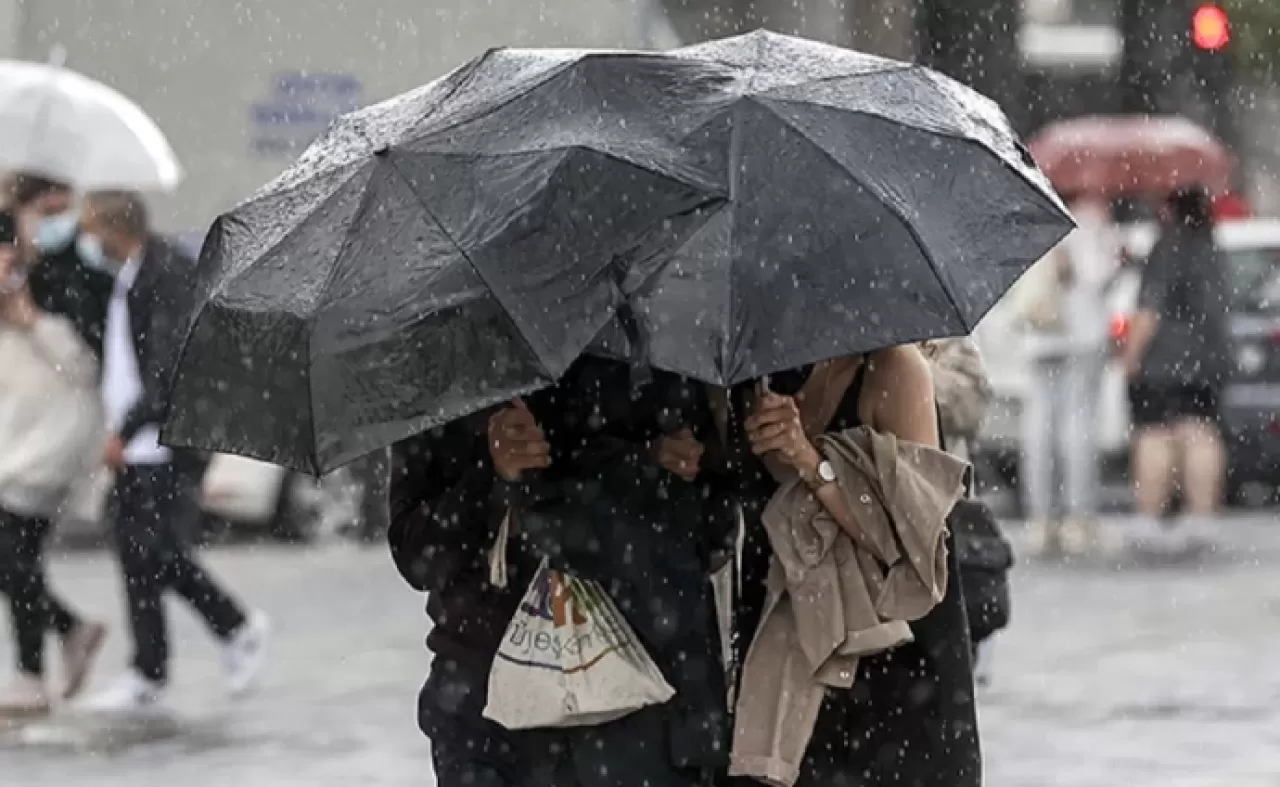 Meteoroloji uyardı: Sıcaklıklar düşecek, şiddetli sağanak gelecek