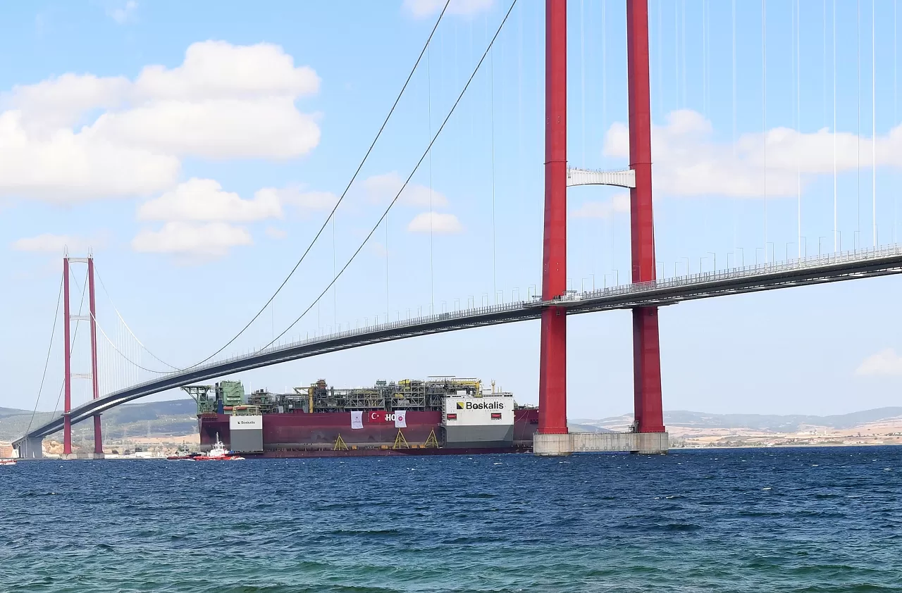 Türkiye'nin ilk yüzer doğal gaz üretim platformu Çanakkale Boğazı'ndan geçti