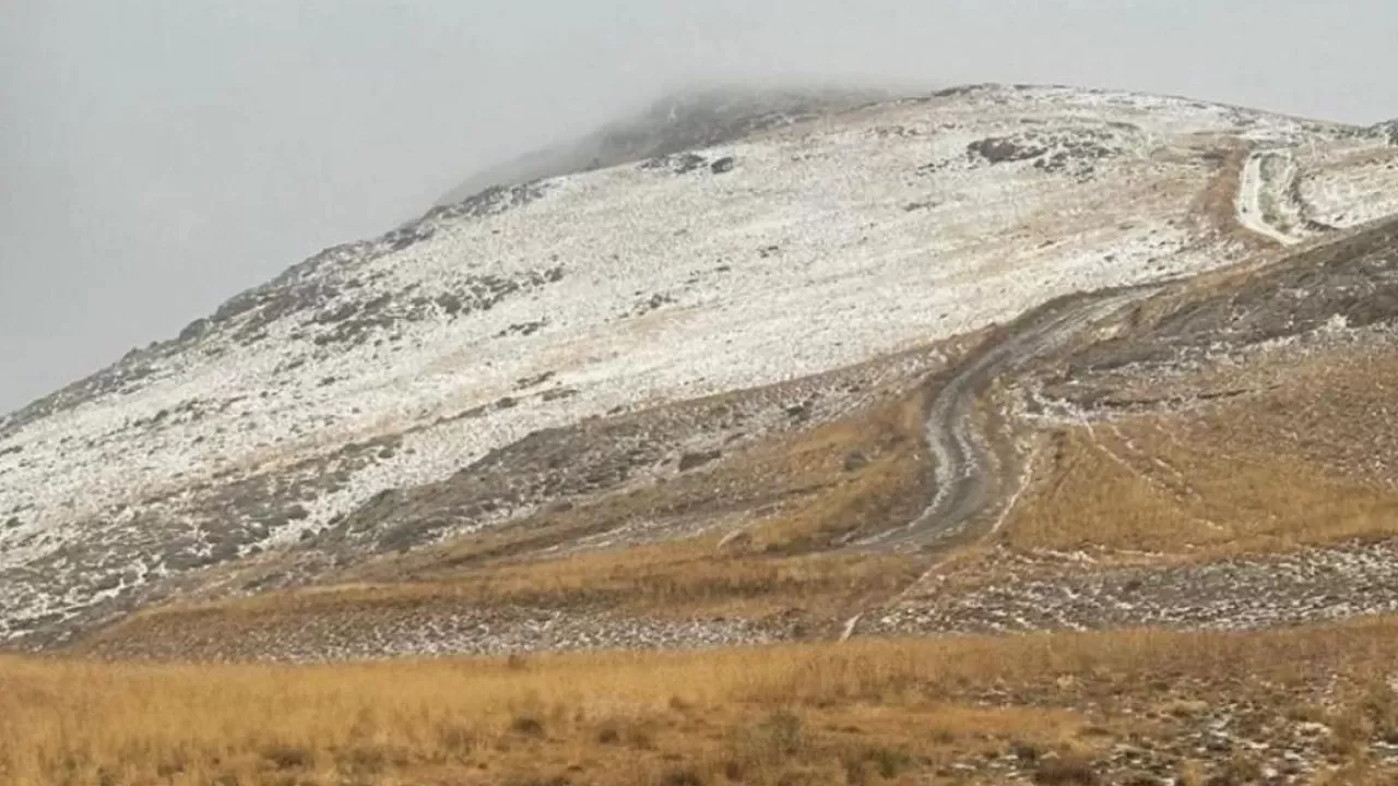 Van’ın Başkale ilçesine mevsimin ilk karı düştü