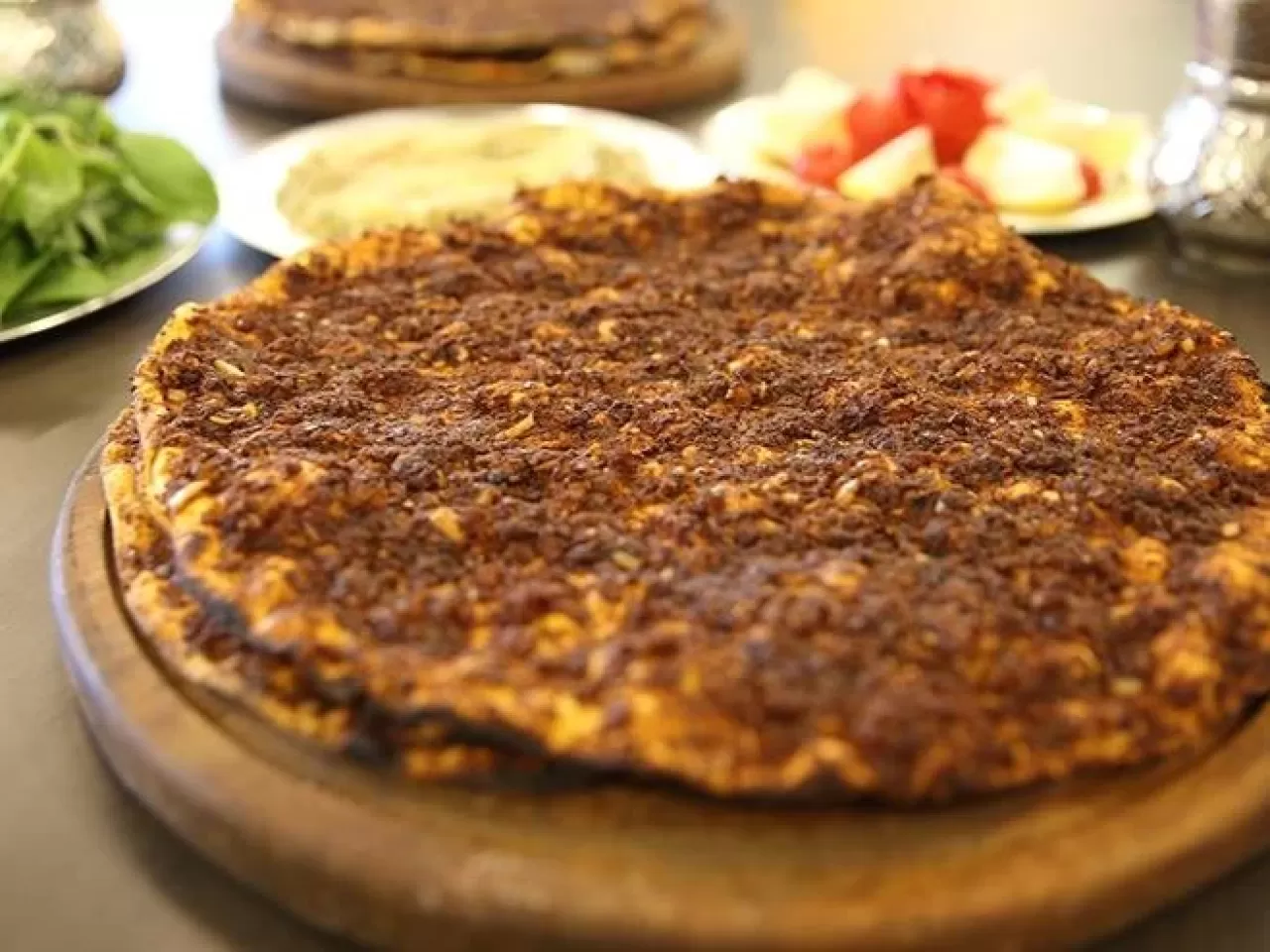 Lahmacun sarımsaklı mı olur soğanlı mı?