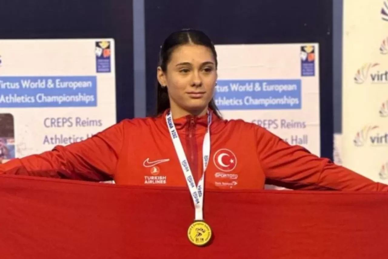 Milli sporcu Aysel Önder, dünya ve paralimpik rekoru kırarak finale yükseldi