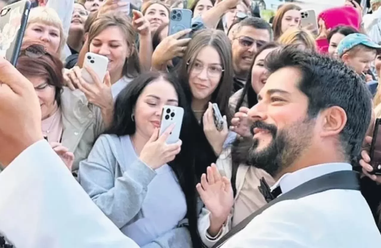 Burak Özçivit Rusya’yı kasıp kavurdu! Yüzlerce hayranı etrafını sardı!